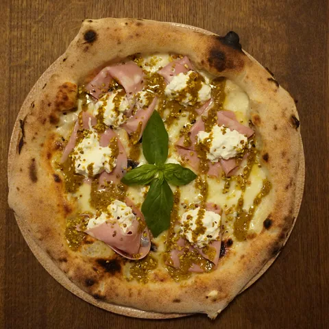 Mortadella e Pistacchio pica ar pistāciju krēmu