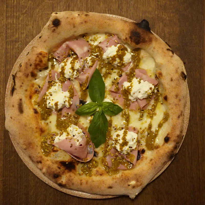 Mortadella e Pistacchio pica ar pistāciju krēmu