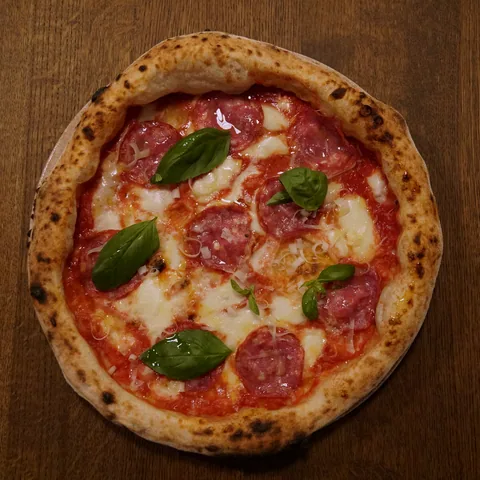 Salame pica ar neapolitāņu salami