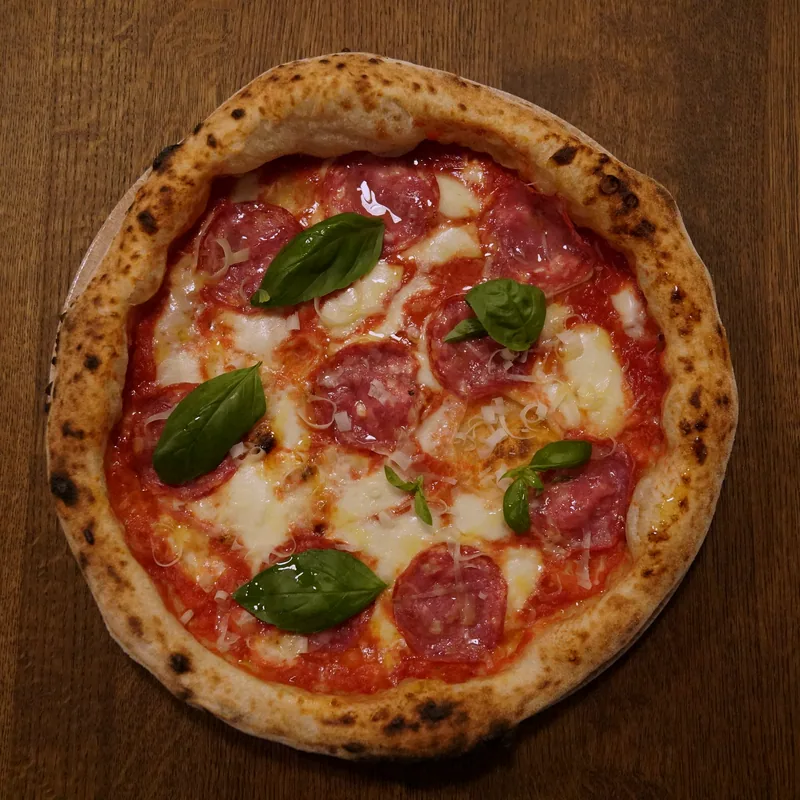 Salame pica ar neapolitāņu salami