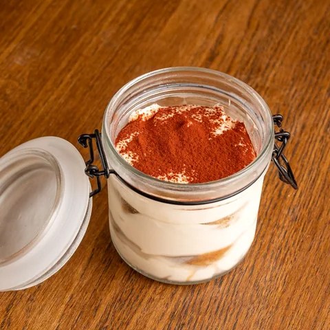Klasiskais tiramisu stikla burciņā ar kakao pārkaisījumu
