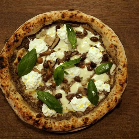 Truffle Deluxe pica ar trifeļu krēmu un stracciatella