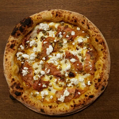 Pica ar ķirbju krēmu, guanciale un kazas sieru